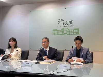行政院26日召開記者會說明，前行政院經貿談判辦公室副總談判代表顏慧欣遭霸凌案調查結果。(鄭佑漢 攝)