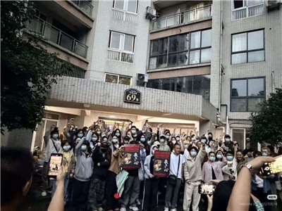 重慶一名男子被指以領養之名取得貓狗，卻對牠們殘忍虐待，事件曝上曝光後，憤怒迅速由社群平台蔓延至現實街頭。圖為重慶市一棟住宅大樓前方，數百名群眾圍堵虐狗份子「山姆打包哥」。(X平台/@JundongZen8964)