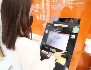 現行銀行跨行轉帳手續費新台幣15元，立委關注能否再調降。圖為民眾操作ATM資料照。