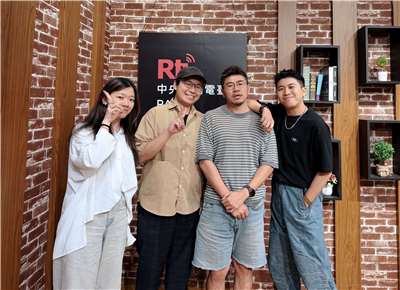 由右至左為主持人內克與ERIC、循聲入座采郁、V合照。