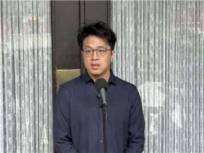 北市府正規劃讓每名公務員配有AI Agent，提升市政效率，但民進黨台北市長參選人沈伯洋(圖)則認為如此可能導致資料風險，他主張每個局處設置專員處理AI，再提供給公務員使用。資料照片。。(趙婉淳 攝)