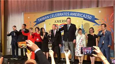 今年是美國建國250週年，駐美代表處攜手北美洲台灣商會聯合總會12日晚間在華府甘迺迪藝術中心舉辦美台夥伴關係酒會，圖為駐美代表俞大㵢（右5）、阿拉斯加州長鄧利維（右4）、AIT華盛頓總部執行理事藍鶯（右2）等人舉杯祝賀。（駐美代表處提供）