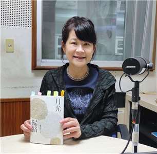 金曲獎客語歌手羅思容的第一本詩集《月光歸路》，有詩、有音樂、有客家