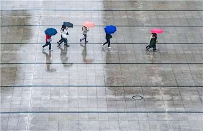 廣東暴雨持續，深圳市16日進入暴雨緊急防禦狀態，下午全市中小學、幼兒園及培訓機構停課。(示意圖/Pixabay)