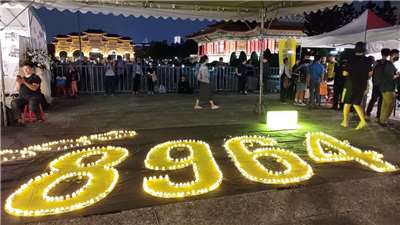 圖為台灣紀念六四晚會現場，以燭光圍成「8964」。資料照。(程寬仁 攝)