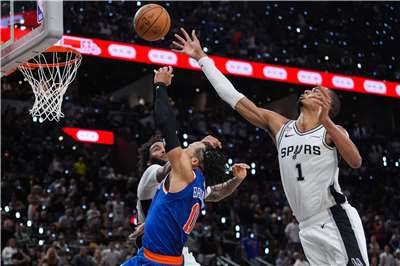 NBA總冠軍賽，紐約尼克隊(New York Knicks)(籃球衣)在7戰4勝制的總冠軍賽對上聖安東尼奧馬刺(San Antonio Spurs)(白球衣)已經連拿2勝，第三戰將回到尼克主場。(AP/達志影像)