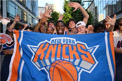 NBA總冠軍第五戰將開打，紐約尼克在總冠軍系列賽中取得3比1聽牌優勢。圖為紐約尼克的球迷。