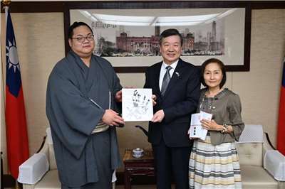 駐日代表李逸洋(中)會晤台日混血的現役日本大相撲幕內力士東白龍雅士(左)。(圖：李逸洋臉書)