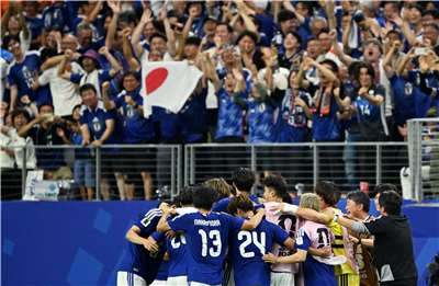 日本隊慶祝鎌田大地射下球隊第2分，逼和荷蘭。