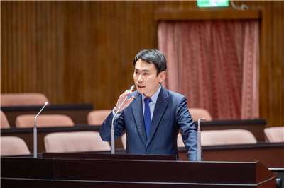 民進黨立委陳冠廷(圖)即將隨立院訪團訪問美國前夕，特別表態強調力挺政院推出2100億元《國防自主無人載具採購特別條例草案》，同時也強調將促美方批准第二波對台軍售。(圖:陳冠廷粉專)