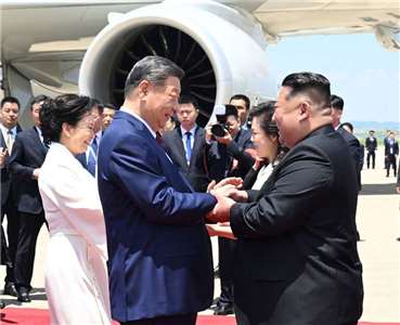 中國國家主席習近平8日抵達平壤，北韓領導人金正恩親自接機。 (圖:翻拍自中國政府網)