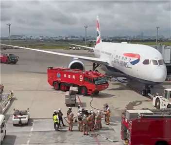 英國航空公司一架客機18日從日本羽田機場起飛前，有乘客的智慧型手機iPhone在機內起火，使得該班機返回停機坪，消防單位也為此出動10輛消防相關車輛戒備。(圖翻攝X@denjiha_yabaiyo)