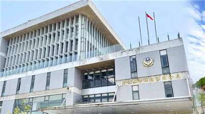 彰化縣警察局溪湖分局指出，4日下午2時許，警方在埔鹽鄉光明路二段查訪施姓男子時，男子駕車駛入死巷拒絕配合盤查，之後突然倒車衝撞員警試圖逃逸，造成陳姓所長雙腳受傷，施男當場遭逮捕，接受毒品檢測結果為陽性。圖為彰化縣警察局溪湖分局外觀。(翻攝彰化縣警察局溪湖分局網站)