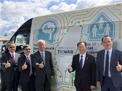 由左至右 駐WTO代表團黃昭元常任代表、衛福部國際合作組施金水主任、無任所大使吳運東、衛福部長石崇良、駐日內瓦辦事處李冠德處長。（資料照/張雅涵 攝）