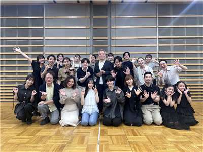 真人版《魔女宅急便》音樂劇2026「交響樂全新製作版」將於7月登場，日本製作團隊全心投入彩排。(牛耳藝術提供)