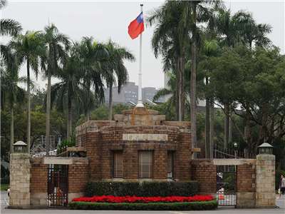 台灣大學今年在申請入學管道中查獲3起重大違規。圖為台灣大學校門。(維基百科/CC BY-SA 4.0)