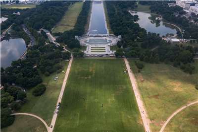美國公園警察調查華盛頓國家廣場(National Mall)草坪出現巨型的數字「8647」。