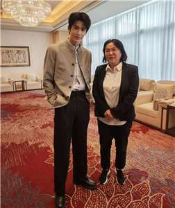 國民黨立委陳玉珍15日在臉書上發布她與張凌赫的合照，說她誠摯邀請對方到金門感受當地人文風情與觀光魅力。(圖翻攝FB@陳玉珍 珍愛金門)