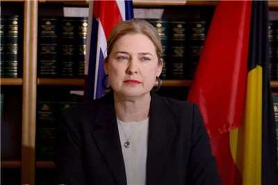 澳洲農業部長柯林斯(Julie Collins)20日表示，科學家已首次在澳洲檢測到H5型禽流感病毒株。 (圖:取自FB/juliecollinsmp)
