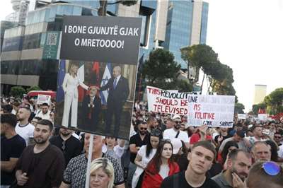 大批阿爾巴尼亞民眾連日在首都地拉那(Tirana)街頭示威，抗議抗議美國總統川普女兒伊凡卡(Ivanka Trump)夫婦在當地開發濱海度假村，涉及破壞保護區。(AFP)
