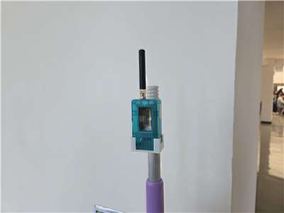 手機透過藍牙或Wi-Fi與Meshtastic連線，彼此之間再以無線電相互通訊，克服無網路也無電信訊號的通訊需求。(饒辰書 攝)
