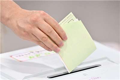 南韓3日舉行地方選舉。圖為選民投下選票。