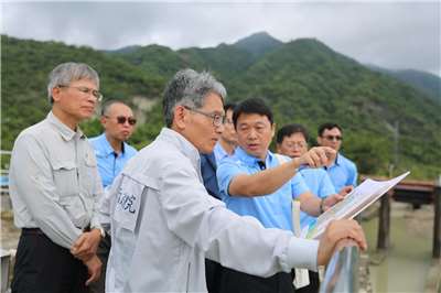 經濟部賴次長建信6日至曾文水庫視察，關心南部水情並聽取南水分署簡報。(經濟部提供)