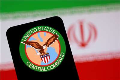 美軍中央司令部(CENTCOM)在聲明中說，美軍擊落伊朗4架朝荷莫茲海峽發射的單向攻擊無人機，隨後襲擊伊朗位於戈魯克市(Goruk)和葛希姆島(Qeshm Island)的沿岸監視雷達站。圖為美軍中央司令部(CENTCOM)與伊朗國旗。示意圖。