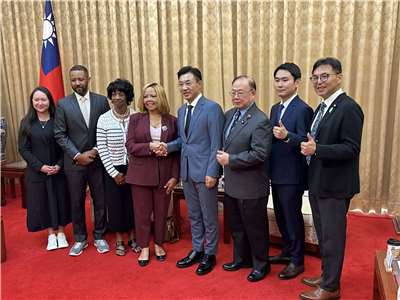 立法院副院長江啟臣16日接見美國聯邦眾議院「國會非裔議員連線」(CBC)副主席麥珂貝（Lucy McBath）訪問團一行。（趙婉淳 攝）