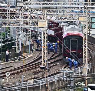 日本近鐵京都線29日清晨發生列車脫軌事故，一列載有30名乘客的普通列車在駛離京都站後不久脫軌，所幸無人受傷，但恢復行駛時間尚未確定。