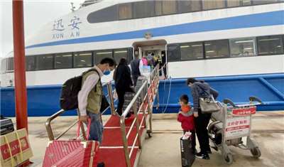 針對有台籍旅客攜帶數百隻蜥蜴經金門小三通至廈門卻未遭岸巡隊攔查一事，海巡署金馬澎分署表示，將納入案例提升勤務人員教育訓練。圖為民眾搭乘小三通航班。(中央社資料照)