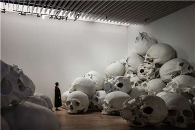 日本東京六本木森美術館舉辦的「讓．穆克」展人氣持續升溫，根據館方統計，在Instagram等社群平台上最受歡迎的作品中，以「Mass（群體）」最受關注，這個作品由100顆巨大頭骨組成，堆疊於約300平方公尺空間。(X@mori_art_museum)