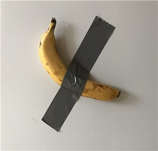 義大利藝術家卡特蘭(Maurizio Cattelan)將1根香蕉以膠帶貼在牆上，命名為「喜劇演員」(Comedian)。(圖：維基百科)