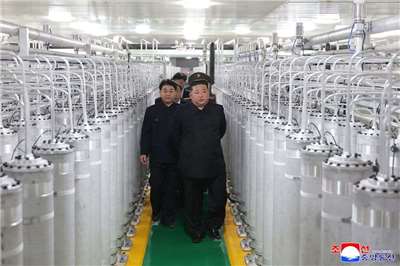 北韓領導人金正恩(Kim Jong Un)3日視察新啟用的核材料生產設施。 (圖:KCNA)