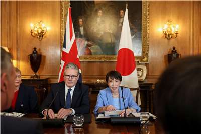 英國首相施凱爾(Keir Starmer)和日本首相高市早苗在倫敦唐寧街出席圓桌會議。(路透社/達志影像)
