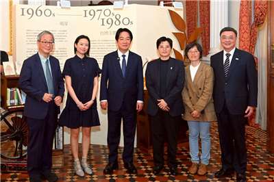 賴清德總統(左3)、行政院長卓榮泰(右)、文化部長李遠(左)30日出席《臺灣漫遊錄》慶功宴，祝賀作者楊双子(右3)及英文版譯者金翎(左2)。(圖：行政院提供)