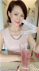 辛苦撫育兩兒均已成年，努力從事美的事業也有成！