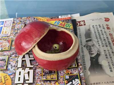 部分展品，藝術家以《蘋果日報》為意象自製之陶藝品。(饒辰書 攝)
