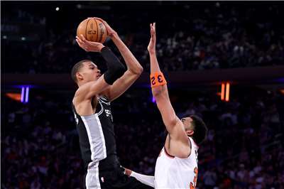 NBA總冠軍賽第三戰，馬刺隊球星溫班亞馬（Victor Wembanyama)(左)在出戰尼克隊時，獨得32分，表現突出。
