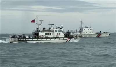 中國海警船再度闖入金門限制水域遭海巡強勢驅離。（海巡署金馬澎分署提供）