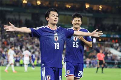 日本隊21日在小組賽第二戰交手突尼西亞，以4比0大勝。圖為上田綾瀬(左)在攻下第四分後慶祝。
