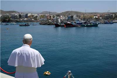 教宗良十四世11日在西班牙大加那利島(Gran Canaria)碼頭，向海上遇難移民獻上鮮花。