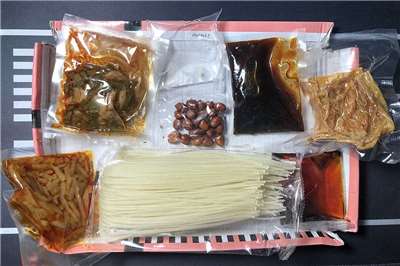 中國大陸製螺螄粉、蠟瓶糖、辣條及麻辣花生等4類產品除經貿易署專案核准外，皆非「准許輸入貨品」。圖為袋裝螺螄粉的內容物。(示意圖/N509FZ, CC BY-SA 4.0, Wikimedia Commons)