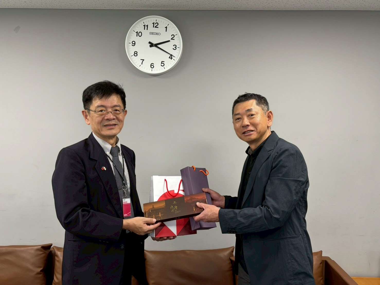 央廣總臺長張瑞昌（左）致贈紀念品給ABC朝日放送高橋社長。