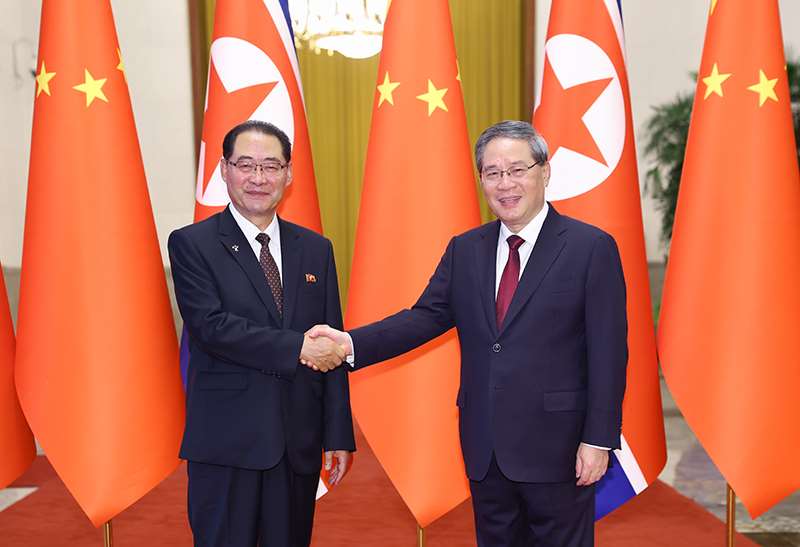 中國國務院總理李強（右）11日上午在北京人民大會堂與北韓總理朴泰成（左）舉行會談。(圖翻攝中國政府網)