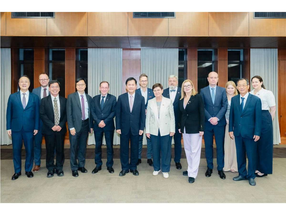外交部長林佳龍(左五)款宴歐洲議會歐洲民主之盾特別委員會議員詩朵(Beata Szydlo，前排右四)率領的訪團 (外交部提供)