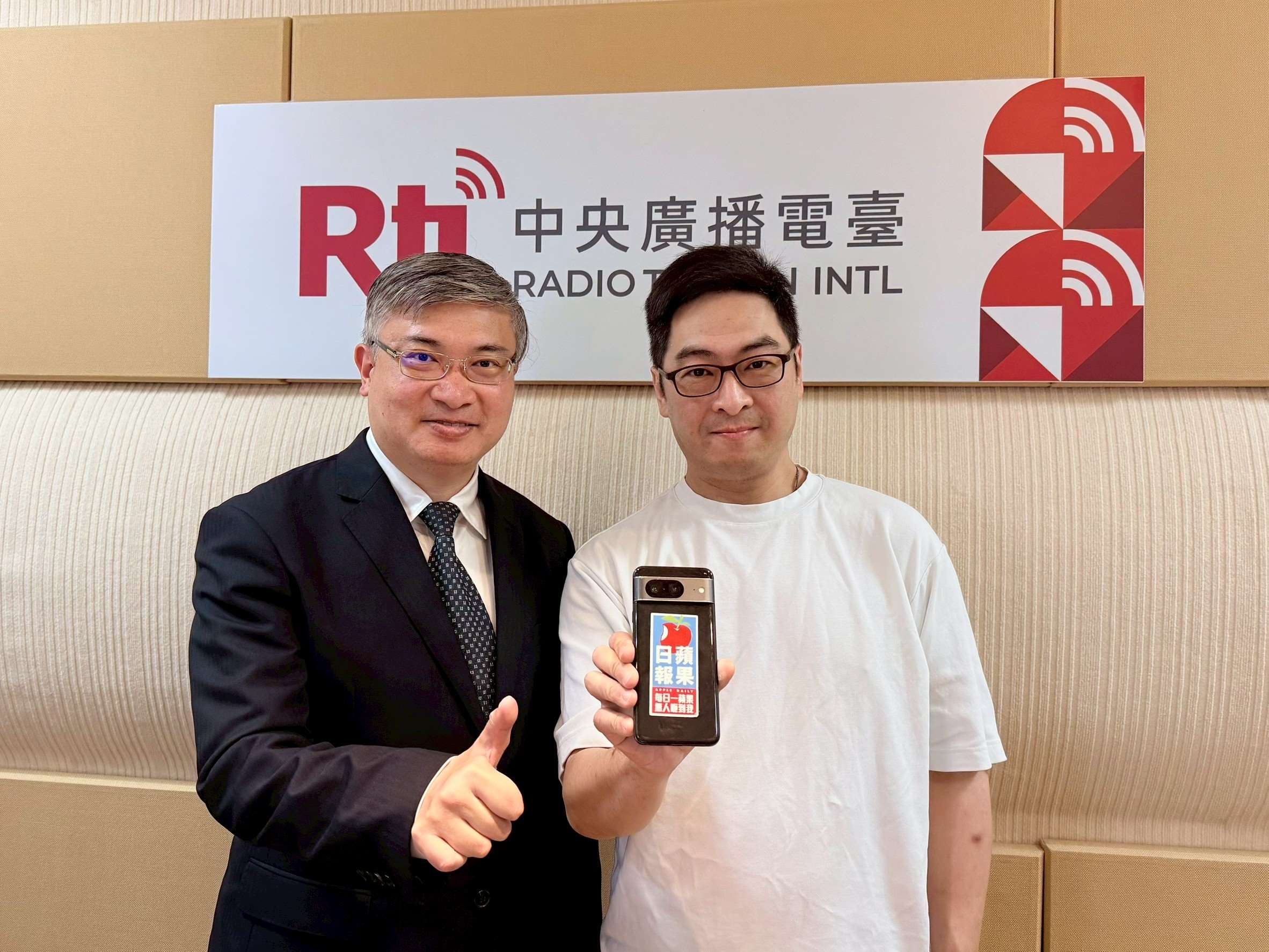 《備份蘋果，記錄香港》策展人李家聰(右)和主持人桑普(左)合照。