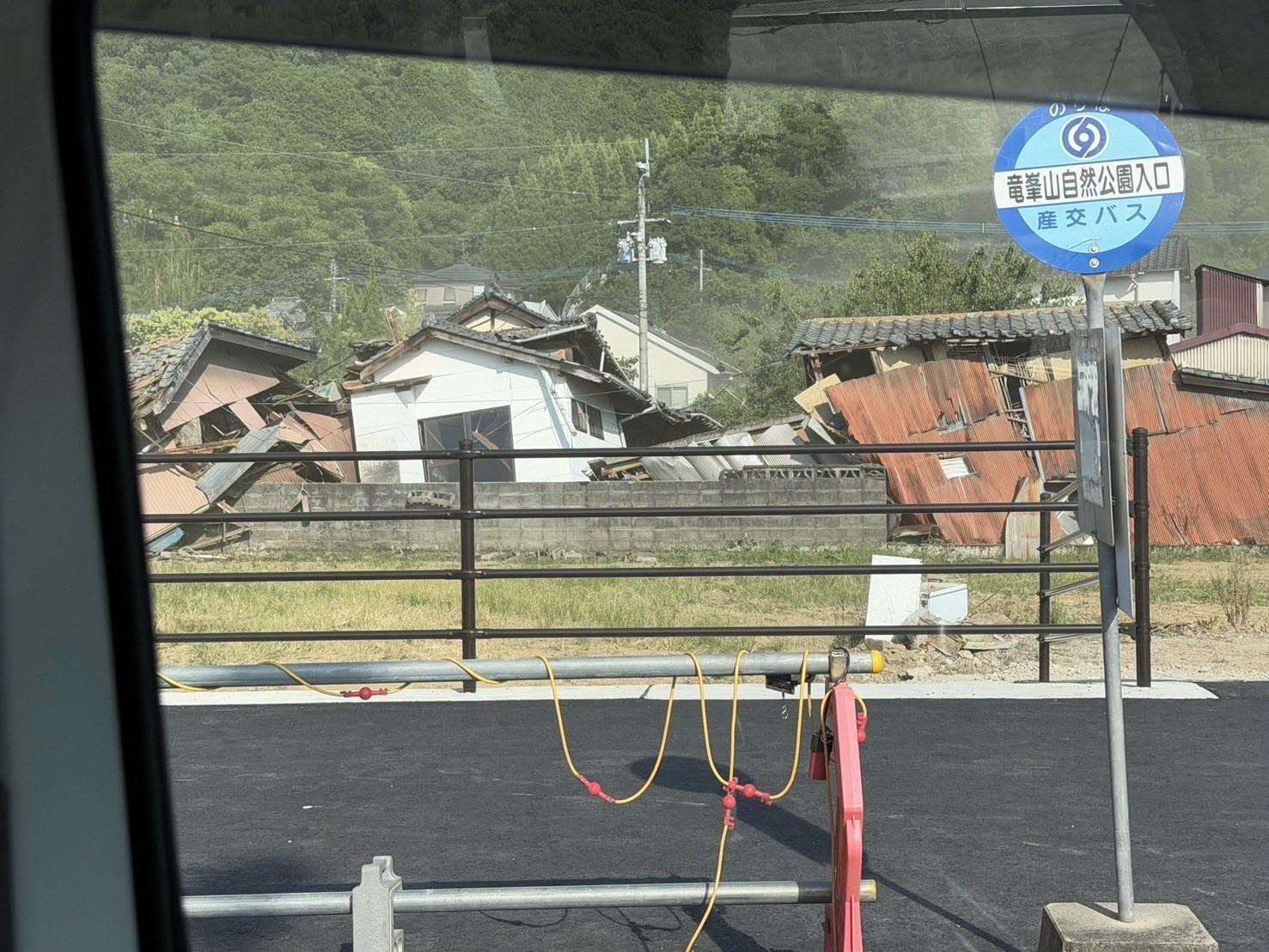 日本熊本7.1強震導致熊本週邊城鎮陸續傳出災情，基督教芥菜種會攜手日本社福團體投入賑災。圖為龍峯山自然公園附近房屋倒塌。(圖取自芥菜種會粉專)