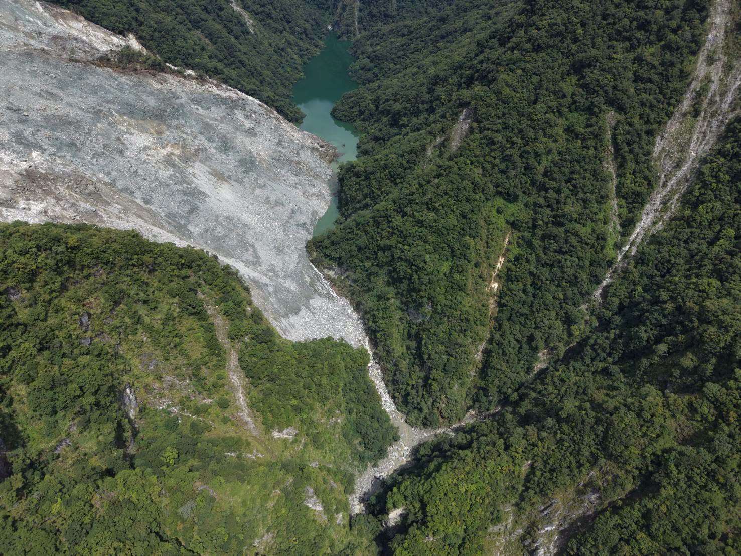萬里溪堰塞湖水位已超過高程約55公分，超過原判斷溢流點，溢流時間尚具不確定性；指揮官季連成裁示，19日晚至20日是關鍵，若能穩定溢流，最快20日上午9時可解除紅色警戒。(圖:林業及自然保育署花蓮分署臉書)