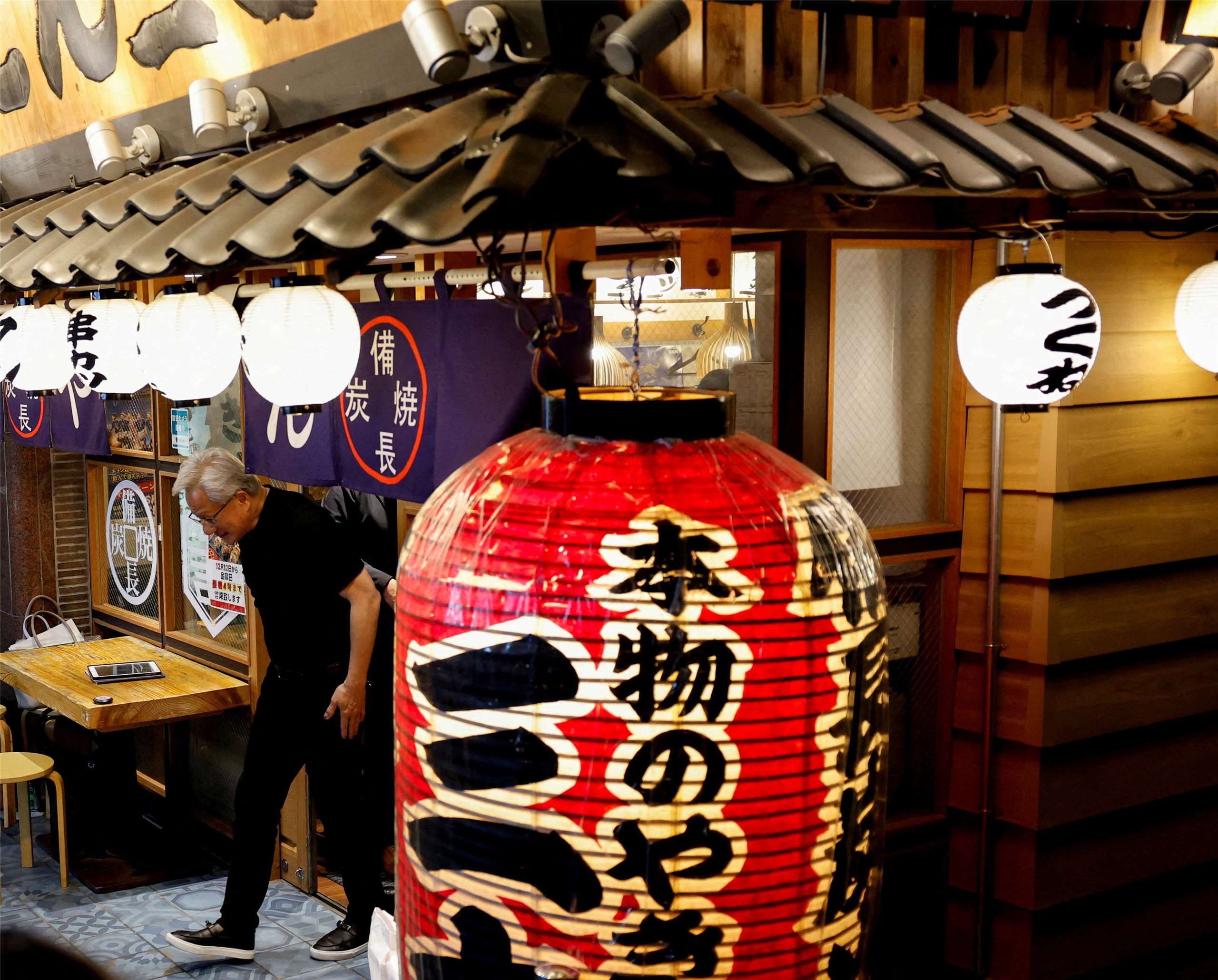 輝達執行長黃仁勳15日在東京神田的一家平價居酒屋「YAKITON（やきとん）三吉神田北口店」包場宴客。資料照片。